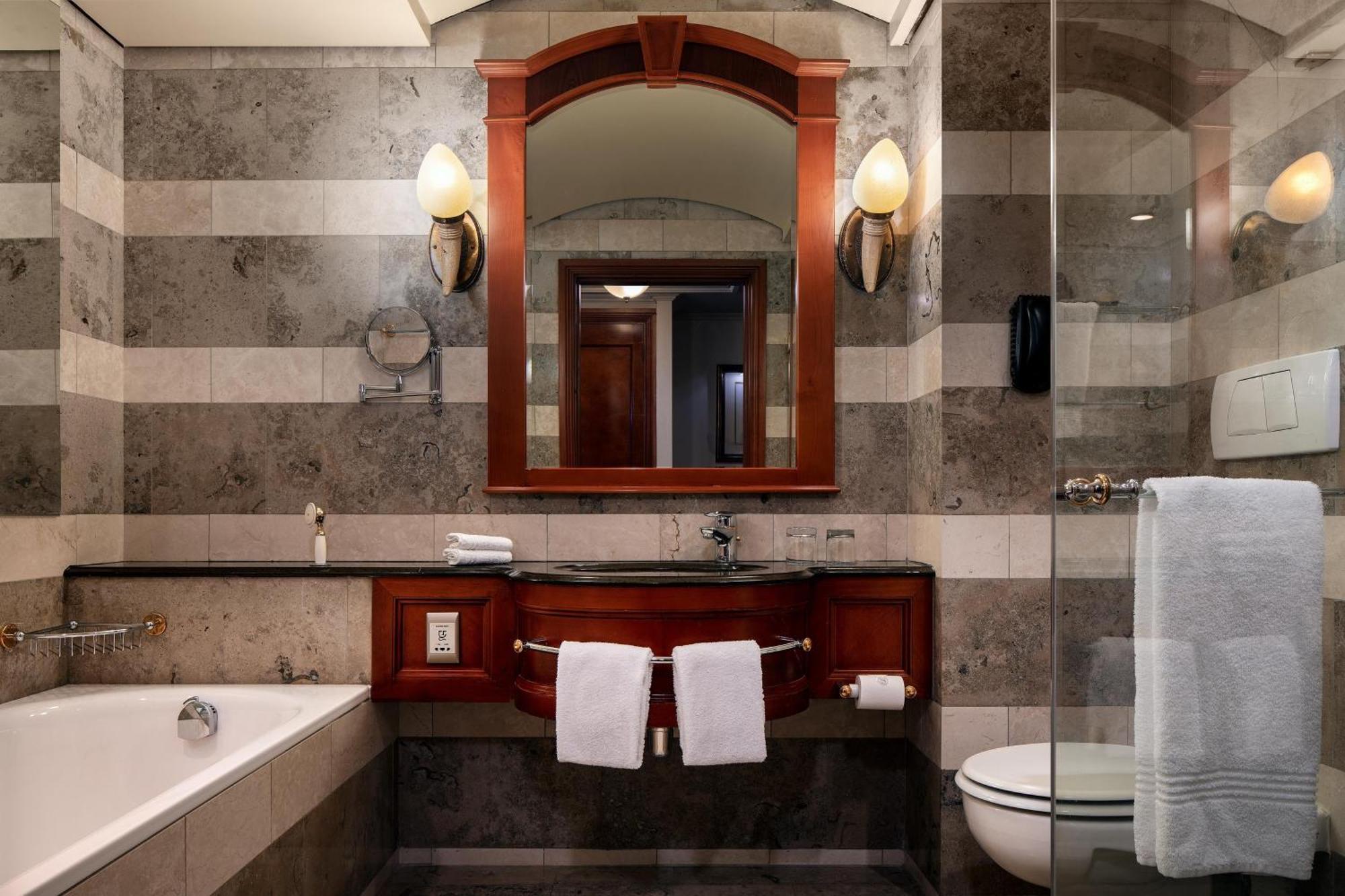 Ct Hotel Pretoria Exterior photo A bathroom